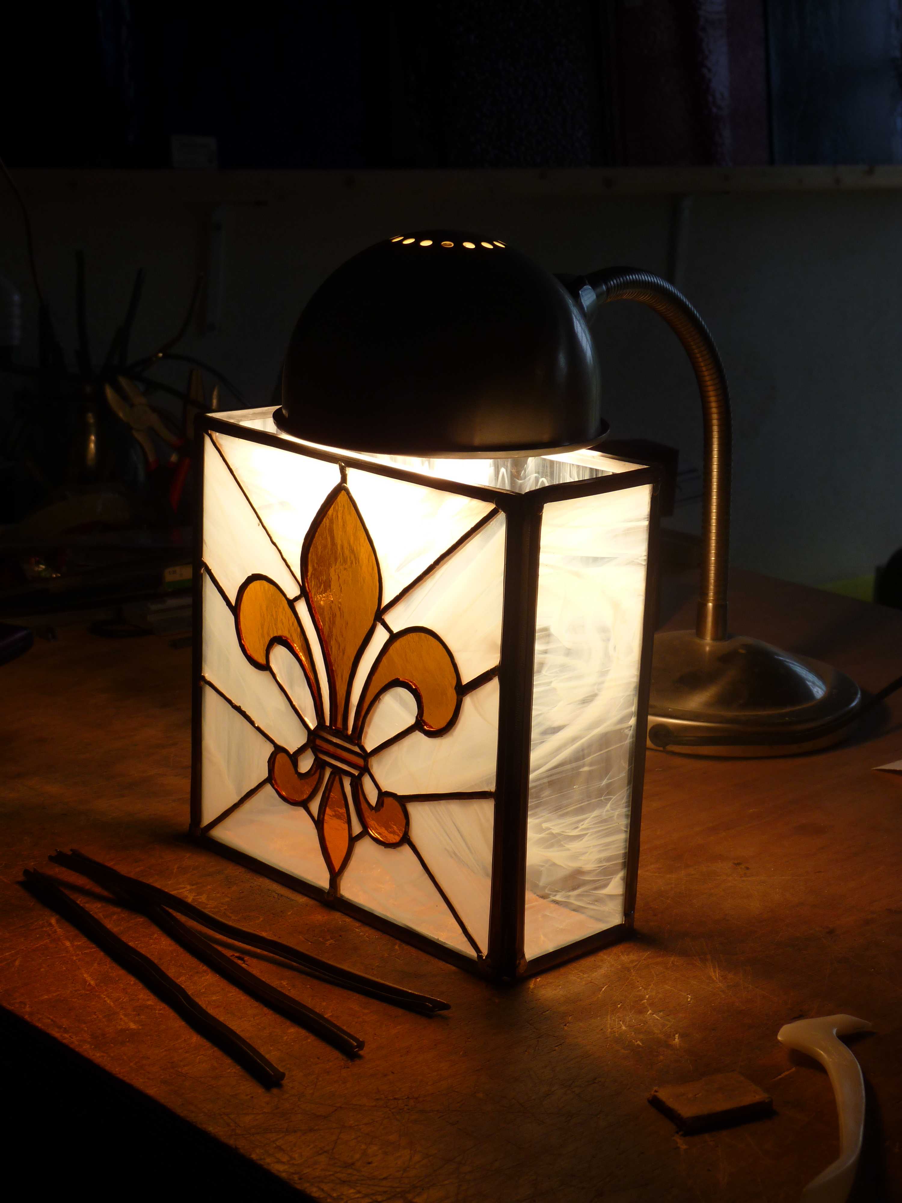 lampe rectangulaire blason fleur de lys; verres blanc et ocre